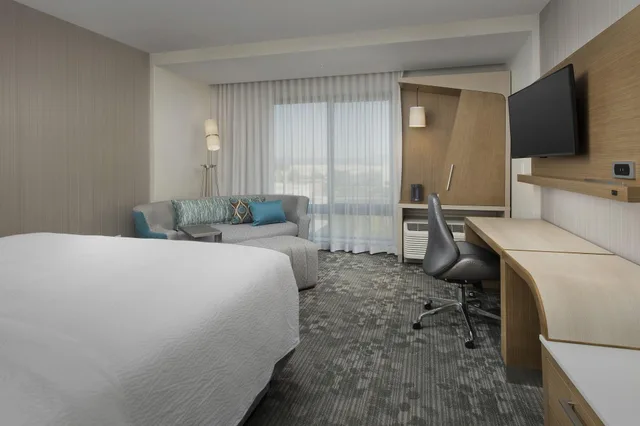 غرفة بسرير كينج، Courtyard by Marriott Portland East 1/5