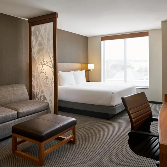 غرفة بسرير كينج بإطلالة مع أريكة، Hyatt Place Wilmington Riverfront 1/3
