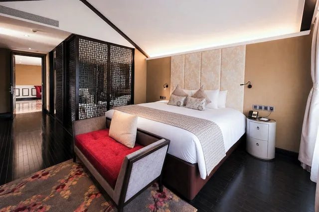 جناح سيغنتشر بسرير كينج وسريرين منفصلين بغرفتي نوم، HOTEL ROYAL HOI AN, The Legacy by the River 9/10