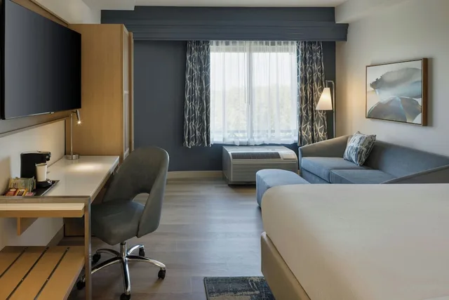 غرفة بسرير كينج لذوي الإعاقة، Courtyard by Marriott Sandestin at Grand Boulevard 3/4