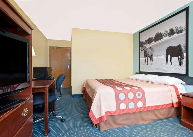 غرفة بسرير كوين، Super 8 by Wyndham Somerset 1/3