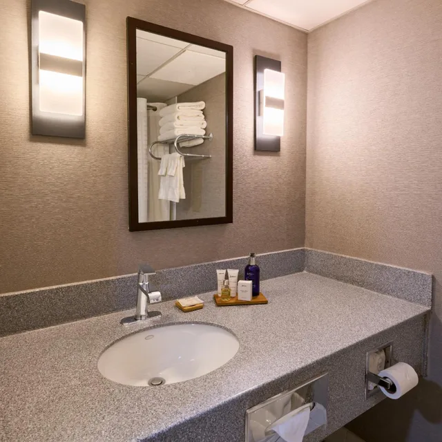 جناح جونيور، Radisson Hotel Hauppauge-Long Island 5/6