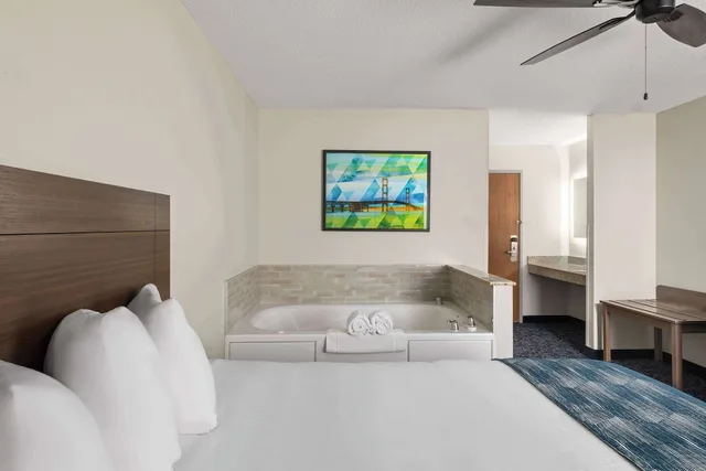 جناح استوديو بسرير كينج بجاكوزي، Baymont by Wyndham Mt. Pleasant 1/5