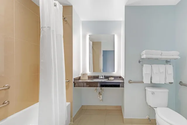 غرفة بسريرين كوين مع أريكة، Best Western Plus Miami Airport North Hotel & Suites 7/8