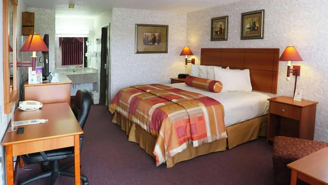 Room, King Bed, Allergy Friendly، Magnuson Hotel Howell/Brighton 1/5