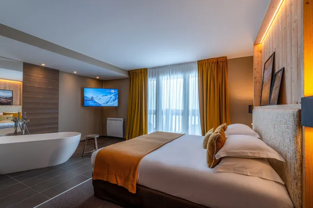 جناح تقليدي بسرير كينج بإطلالة على الجبل بشرفة مع أريكة، ILY La Rosiere & Spa Nuxe 2/4