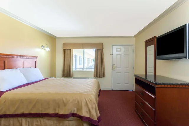 غرفة قياسية بسرير كينج، Travelodge By Wyndham Brea 2/3