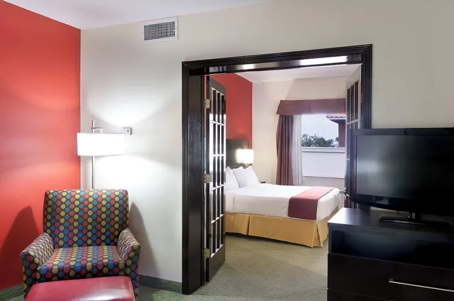 جناح بسرير كينج بحوض جاكوزي، Holiday Inn Express Hotel Suites Brownsville 2/4
