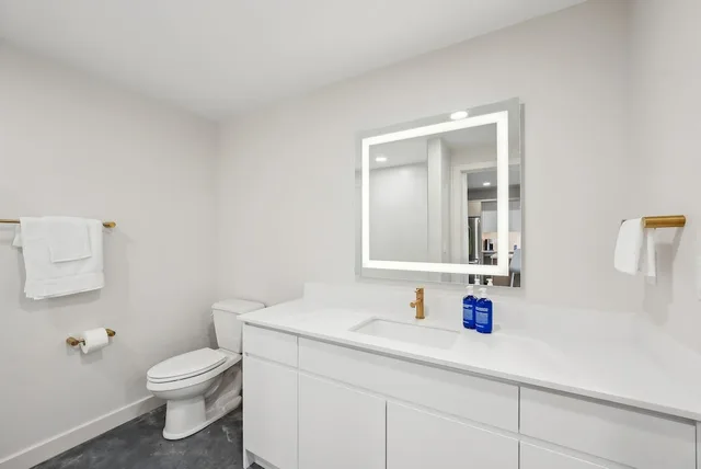 غرفة بسرير كوين بشرفة بغرفة نوم واحدة مع أريكة، Placemakr Salt Lake City Downtown, Apartments by Hilton 3/5