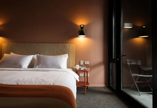 غرفة بشرفة، Alex Hotel Perth 2/2