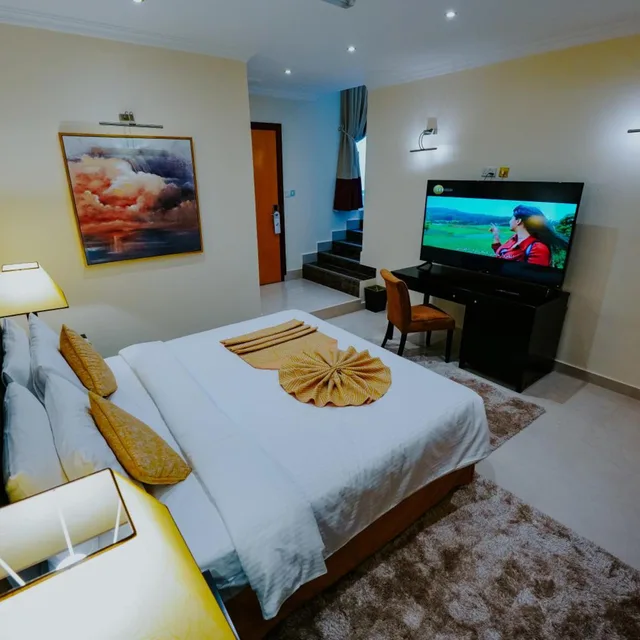 جناح ملكي بمسبح خاص للمدخنين، Villaggio Hotel and Resort Abu Dhabi 1/6