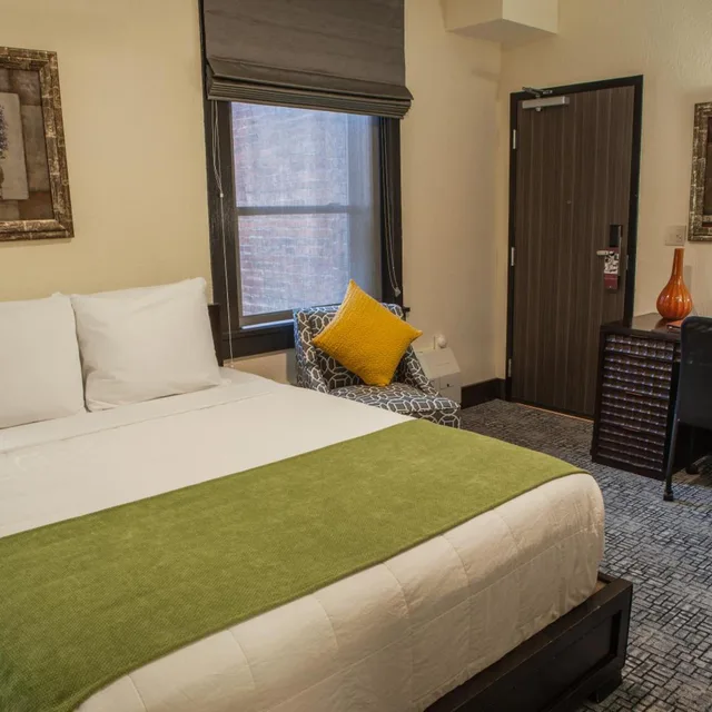 غرفة قياسية بسرير كوين لذوي الإعاقة، Hotel Fusion 1/3