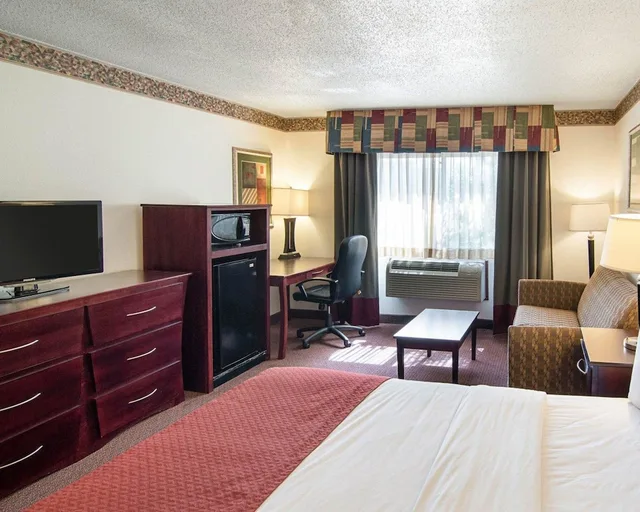 غرفة بسرير كينج مع أريكة لذوي الإعاقة، Quality Inn Midland TX 1/2