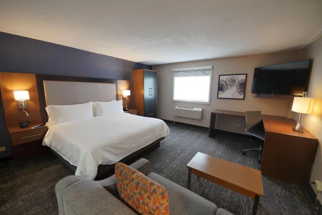 غرفة بسرير كينج، Holiday Inn Hotel & Suites Chicago-Carol Stream(Wheaton) 1/4
