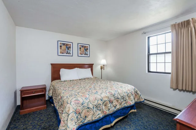 غرفة بسرير كوين، Knights Inn North Attleboro 1/9