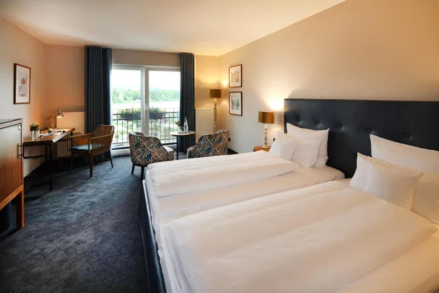غرفة كومفورت بسرير مزدوج بإطلالة على البحيرة، Seehotel Niedernberg - Das Dorf am See 1/5