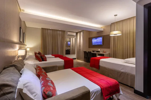 غرفة بريميوم رباعية بسرير كوين وسرير فردي مع أريكة، Faial Prime Suites 8/10