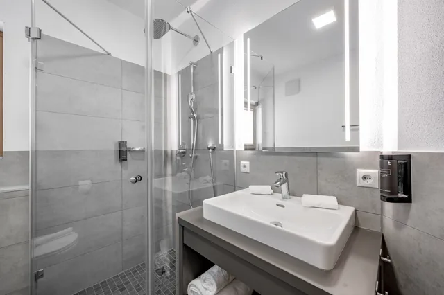 Premium, Apartment, 1 Single and 2 Queen Beds، Hotel Alpina 2/2