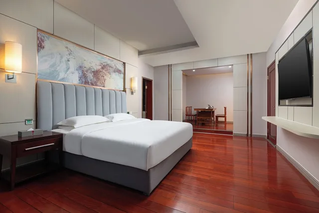 جناح بسرير كينج وسريرين منفصلين بإطلالة على الجبل، Ramada by Wyndham Zhangjiajie Tianmen Mountain 1/5