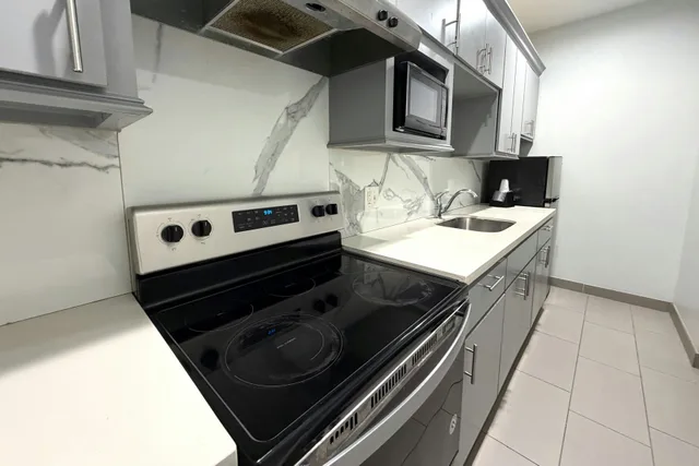 غرفة بسرير كينج بمطبخ صغير لغير المدخنين، Hotel Royale IAH Airport North Houston I-45 7/7