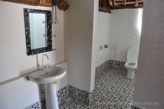 غرفة ثلاثية بسرير مزدوج وسرير فردي، Jambo Beach Bungalows - Hostel 2/2