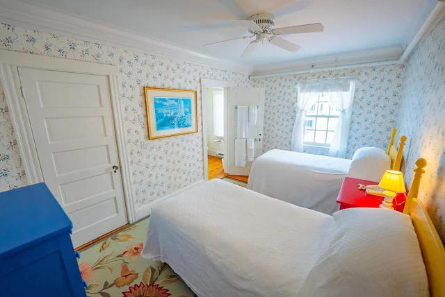 Garden, Twin Beds, King Bed, King and Twin Beds، The Colony Hotel 2/8
