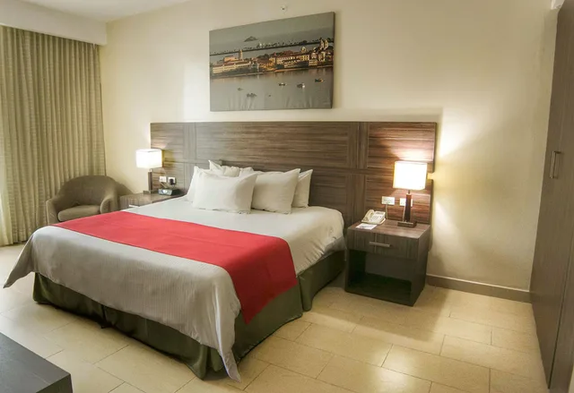Deluxe, King Bed, Victoria Hotel and Suites Panama 4/6