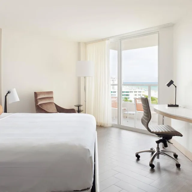 غرفة بسرير كينج بإطلالة على البحر بشرفة، MARRIOTT STANTON SOUTH BEACH 1/3