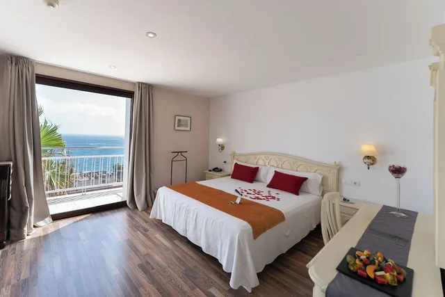 جناح جونيور بسرير مزدوج وسريرين منفصلين بإطلالة على البحر، Hotel Roger de Flor by Seleqtta 3/9