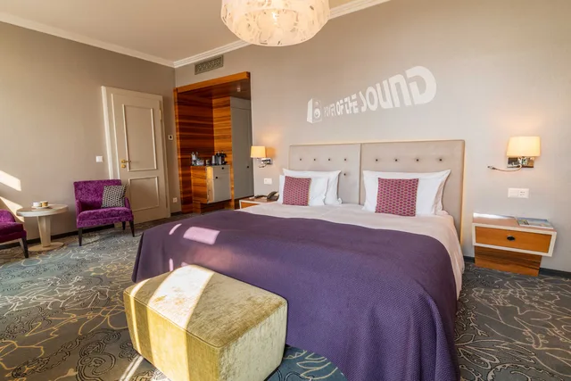 Room, Twin Beds, Lake View, Schweizerhof 5/8