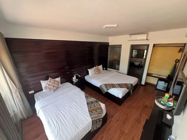 غرفة ديلوكس ثلاثية بسرير كينج وسرير فردي بإطلالة على الجبل بشرفة، Sapa Village Hotel 10/10