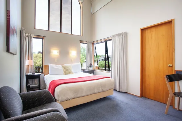 Upstairs, Studio, Queen Bed, Mountain View، Cascades Lakefront Motel 2/3