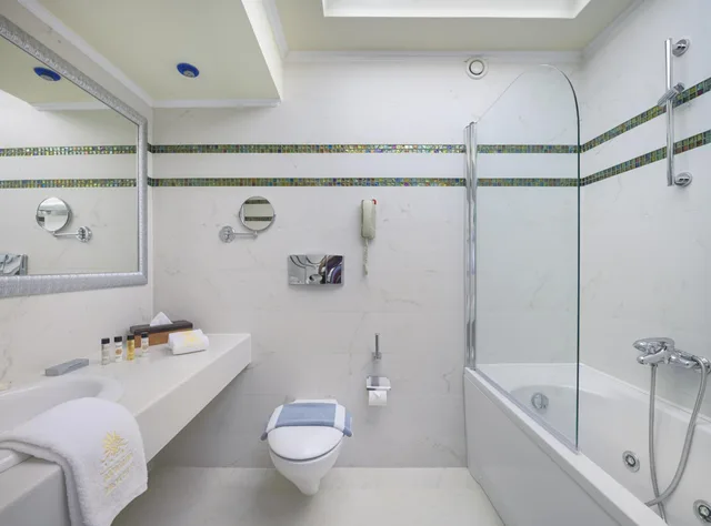 غرفة بسريرين منفصلين بإطلالة على الحديقة، Atrium Palace Thalasso Spa Resort and Villas 2/2