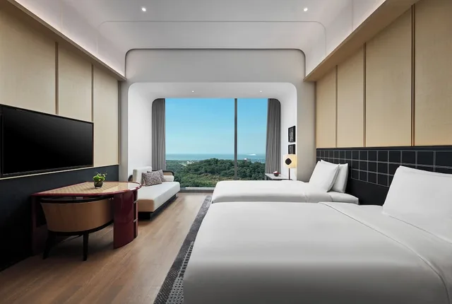 غرفة سوبيريور بسرير كينج بإطلالة على البحر، HUALUXE Shenzhen Bao'an by IHG 1/7