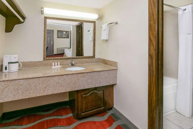غرفة بسرير كينج لذوي الإعاقة، Super 8 by Wyndham Norman West OK 4/5
