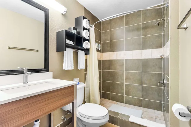 غرفة قياسية بسرير كينج بحوض جاكوزي، Best Western California City Inn & Suites 3/4