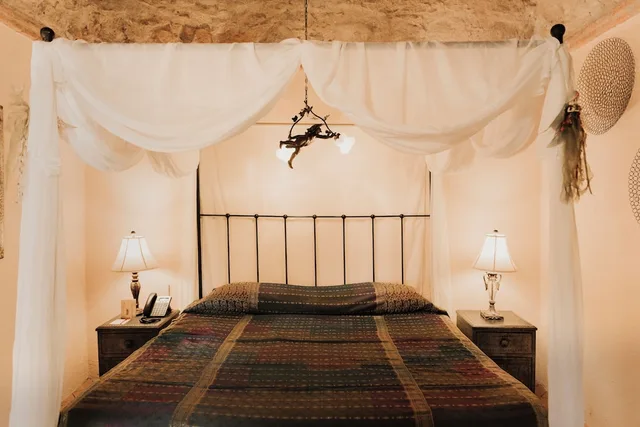 Master, Suite, King Bed, Jetted Tub، Hacienda Sepulveda Hotel Spa 4/10