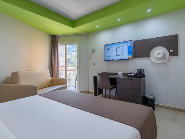 غرفة كومفورت بسرير مزدوج بإطلالة جزئية على البحر مع أريكة، Porto Calpe 8/10