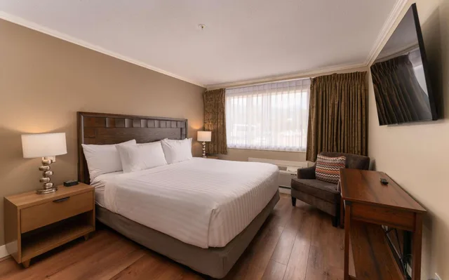 جناح بسرير كينج بغرفة نوم واحدة بمطبخ، Prestige Hudson Bay Lodge & Conference Centre, WorldHotels 2/7