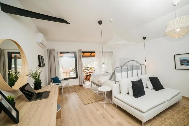 غرفة رومانسية بسرير كوين بشرفة، True Blue Boutique Hotel Kalkan 4/7