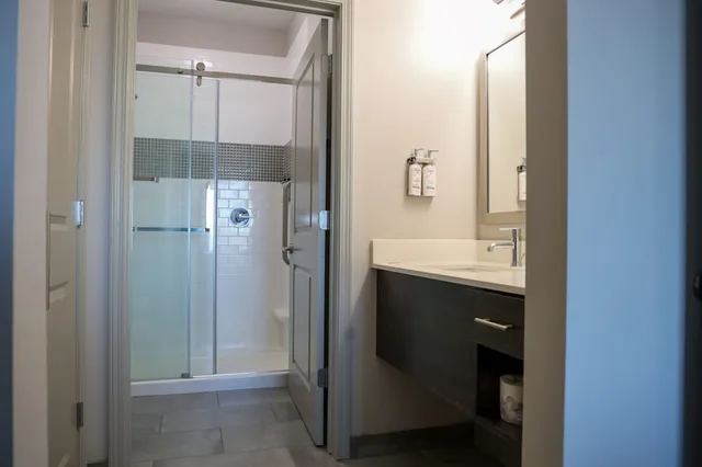 جناح بسريرين مزدوجين بغرفة نوم واحدة مع أريكة بمطبخ، STAYBRIDGE SUITES LAKE CHARLES 6/6
