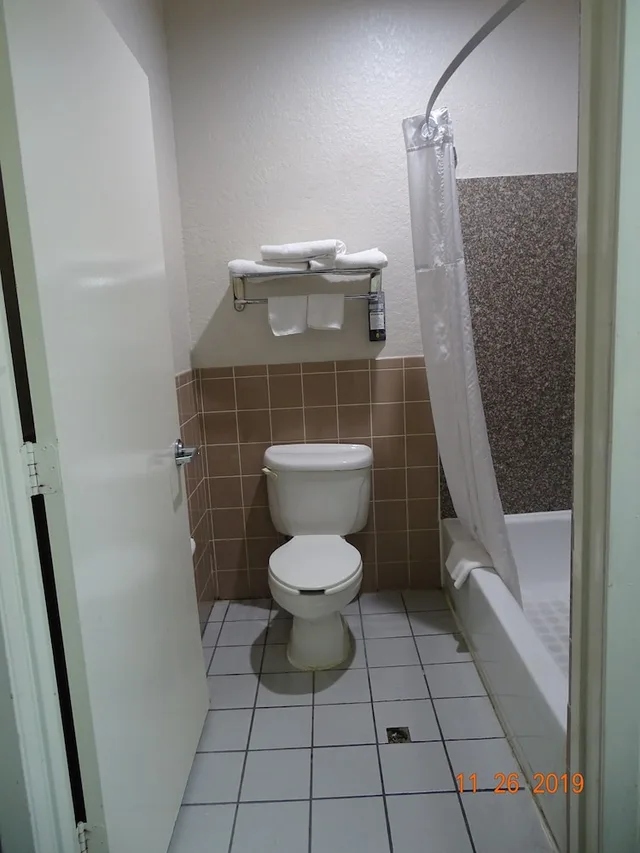 غرفة قياسية بسرير كينج للمدخنين، Super 8 by Wyndham Houston/Brookhollow NW 8/9