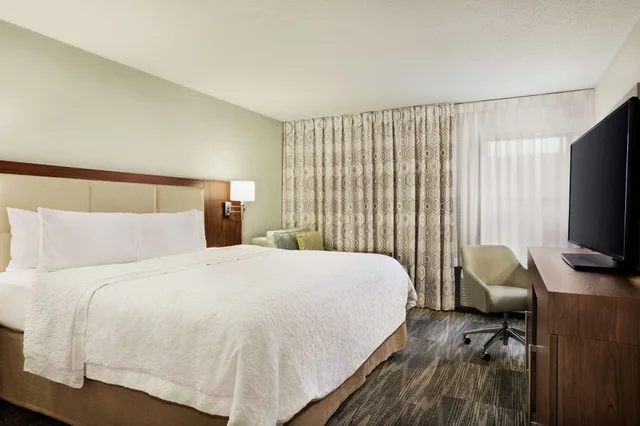 غرفة بسرير كينج مع أريكة، HAMPTON INN FINDLAY 2/4
