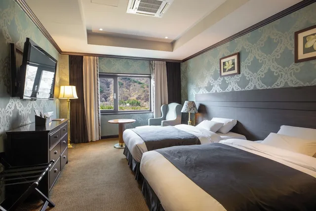 غرفة بريميير بسريرين منفصلين وسرير مزدوج وسرير فردي بإطلالة على الجبل، Kensington Hotel Seorak 2/7
