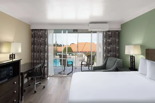 غرفة قياسية بسرير كينج، Travelodge By Wyndham Monterey Bay 1/10