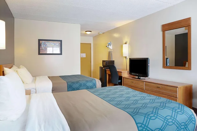 Room, Quadruple, 2 Double Beds, Econo Lodge Darien Lakes 3/6