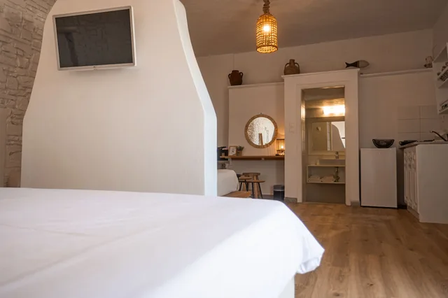 Flatlet, Queen Bed, Village View, 2 Sofa, Ground Floor، Adonis Hotel Studios & Apartments 3/10
