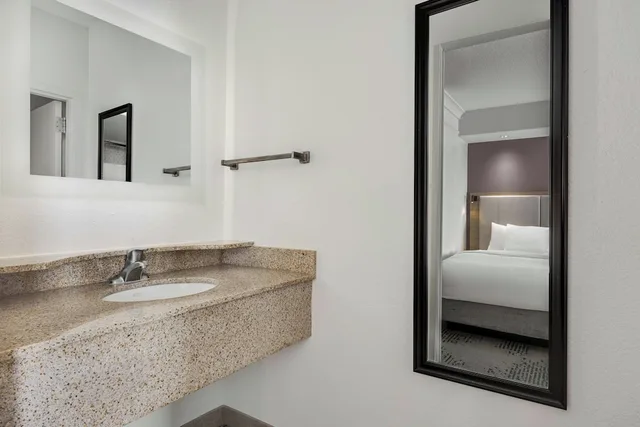 جناح بسرير كينج مع سرير سحّاب إضافي، SpringHill Suites by Marriott Jacksonville North I-95 Area 2/4