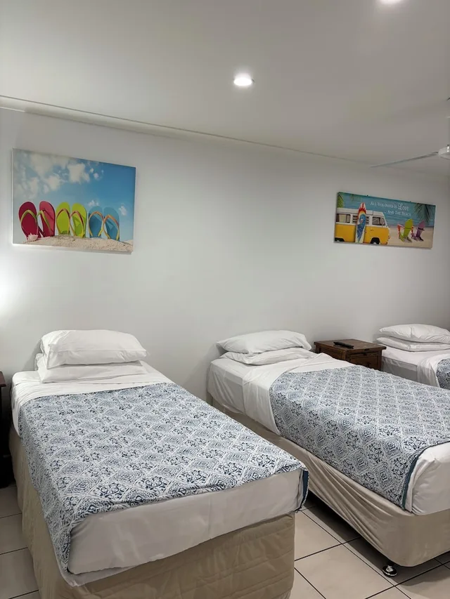 شقة بثلاثة أسرّة وسريرين كوين بـ3 غرف نوم بإطلالة جزئية على البحر، Airlie Apartments 1/3