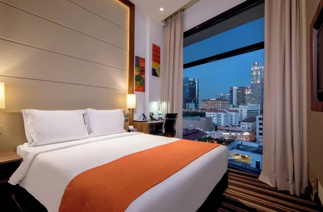 غرفة قياسية بسرير كوين بإطلالة على الجبل في الطابق العلوي، Holiday Inn Express Singapore Clarke Quay 2/9